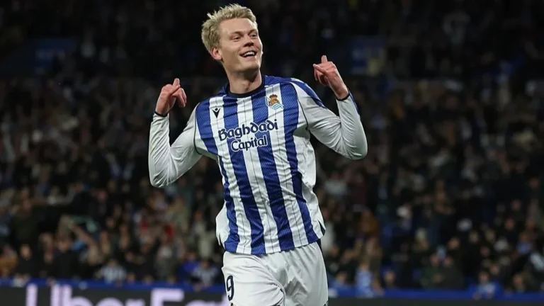 Orri Óskarsson celebrando un gol con la camiseta de la Real Sociedad