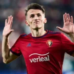 Jugador de Osasuna celebra un gol en El Sadar con los brazos en alto