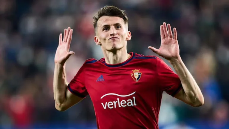 Jugador de Osasuna celebra un gol en El Sadar con los brazos en alto