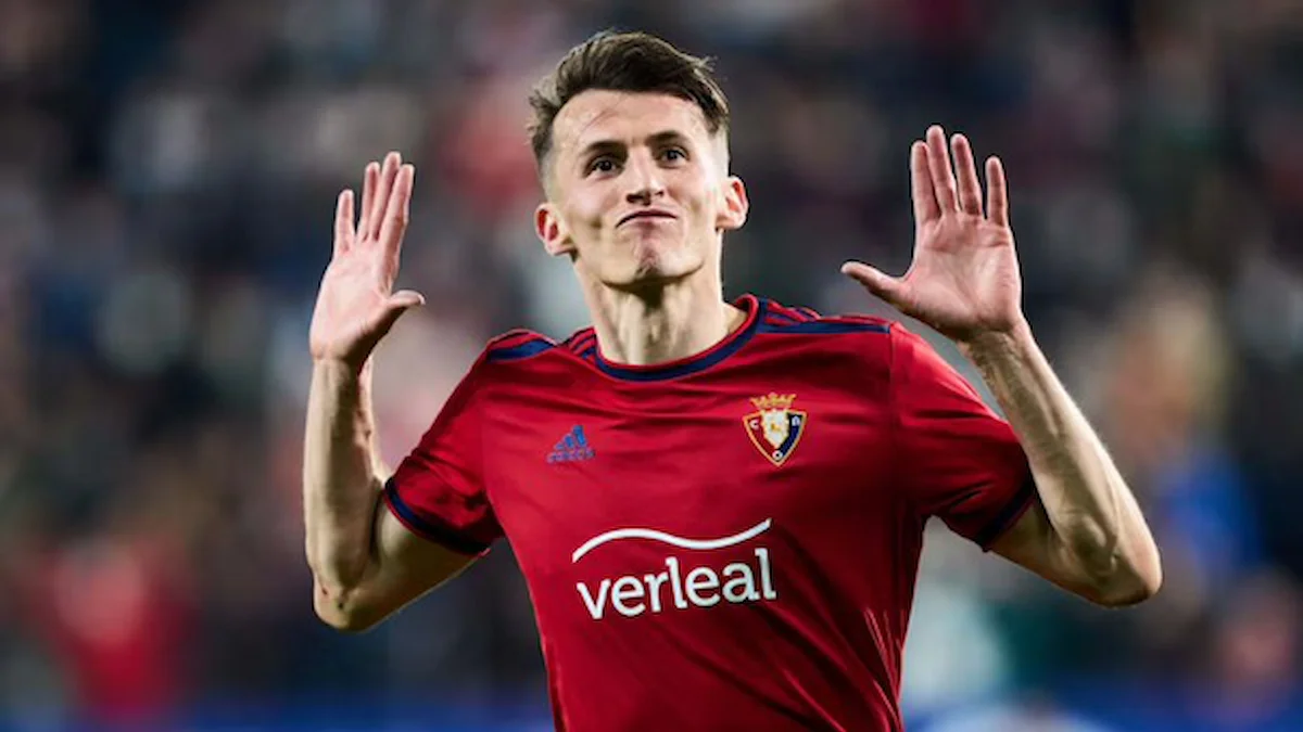 Jugador de Osasuna celebra un gol en El Sadar con los brazos en alto