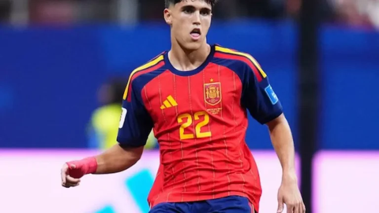 Pau Cubarsí con el dorsal 22 de la Selección Española en el Mundial 2026 durante un partido