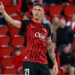 Jugador del RCD Mallorca con el dorsal 21 hace el gesto del pulgar arriba ante la afición tras un partido