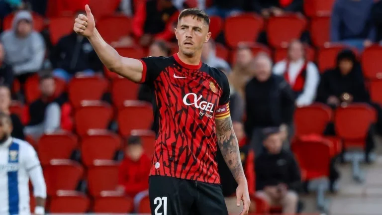 Jugador del RCD Mallorca con el dorsal 21 hace el gesto del pulgar arriba ante la afición tras un partido
