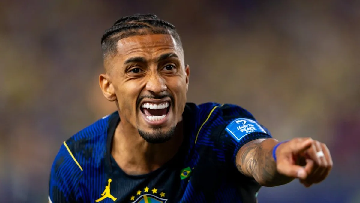 Raphinha, jugador del FC Barcelona, celebra con la selección de Brasil en el Mundial 2026