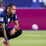Raphinha en cuclillas sobre el césped con la camiseta de Brasil durante el Mundial 2026, con gesto de preocupación tras su lesión ante Haití