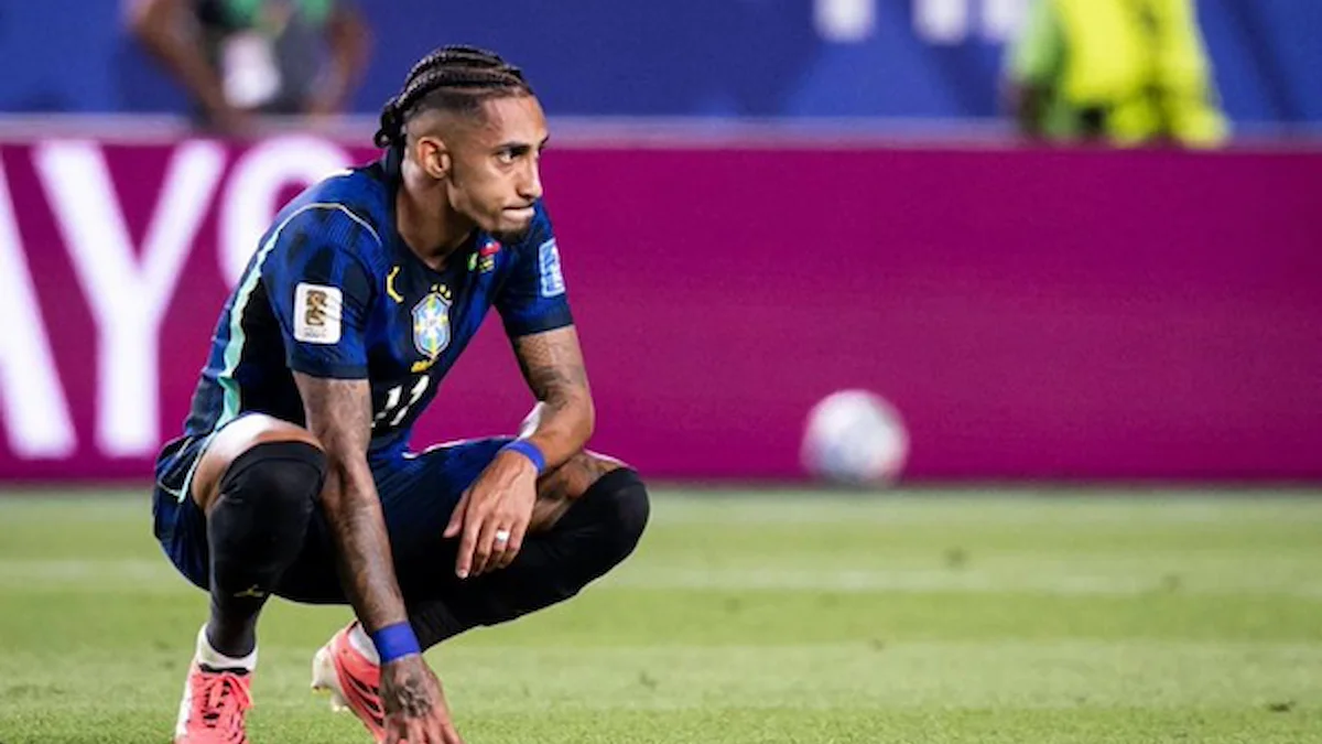 Raphinha en cuclillas sobre el césped con la camiseta de Brasil durante el Mundial 2026, con gesto de preocupación tras su lesión ante Haití