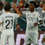 Castello Lukeba disputando un balón aéreo con la camiseta del RB Leipzig en la Bundesliga