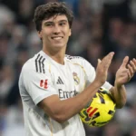 Gonzalo García disputando un balón con la camiseta del Real Madrid Castilla en el Estadio Alfredo Di Stéfano