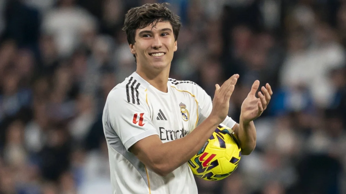 Gonzalo García disputando un balón con la camiseta del Real Madrid Castilla en el Estadio Alfredo Di Stéfano