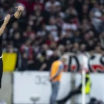 Lautaro Rivero celebrando un gol con la camiseta de River Plate
