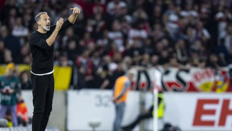 Lautaro Rivero celebrando un gol con la camiseta de River Plate