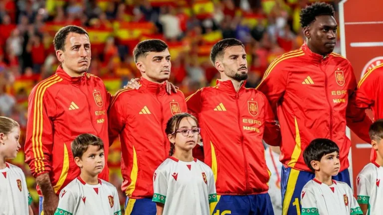 Jugadores de la selección española celebrando el título de la Eurocopa 2024 en Berlín con los patrocinadores de la RFEF