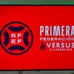 Pantalla de TV con el logo de la RFEF y el rótulo Primera Federación Versus e-Learning sobre fondo rojo