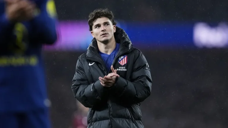 Julián Álvarez con la camiseta del Atlético de Madrid durante un partido de Champions League en el estadio Metropolitano