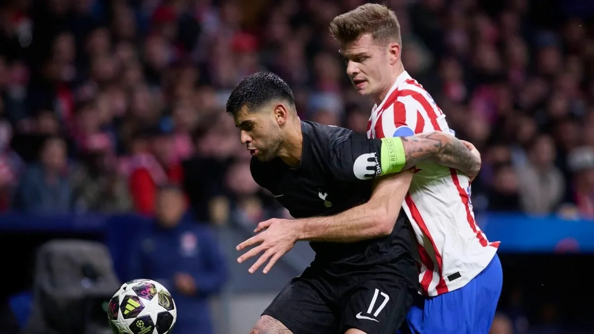 Cristian Romero disputando un balón durante un partido del Tottenham Hotspur en la Premier League