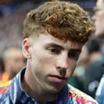 Víctor Muñoz con gesto serio en el terreno de juego con la equipación de España durante el Mundial 2026