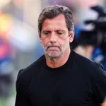 Técnico del Alavés con gesto serio en el campo de entrenamiento