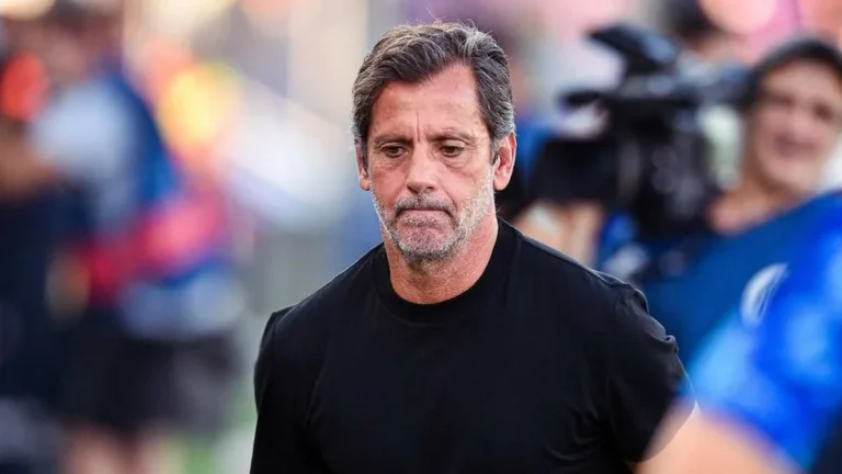 Técnico del Alavés con gesto serio en el campo de entrenamiento