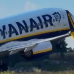 Avión de Ryanair despegando en el momento de rotación sobre la pista, con el morro elevado
