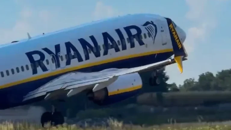 Avión de Ryanair despegando en el momento de rotación sobre la pista, con el morro elevado
