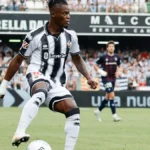 Brian Cipenga conduce el balón con la camiseta del Castellón en Castalia