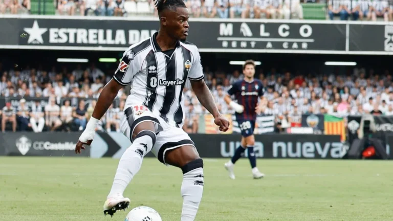 Brian Cipenga conduce el balón con la camiseta del Castellón en Castalia