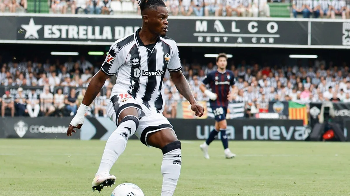 Brian Cipenga conduce el balón con la camiseta del Castellón en Castalia