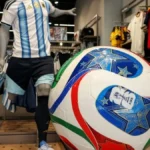 Maniquí con la camiseta de Argentina de Adidas y el balón oficial del Mundial 2026 en una tienda deportiva