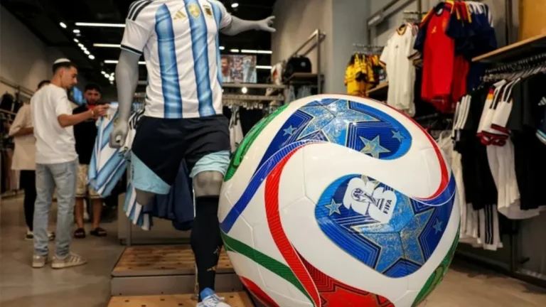 Maniquí con la camiseta de Argentina de Adidas y el balón oficial del Mundial 2026 en una tienda deportiva