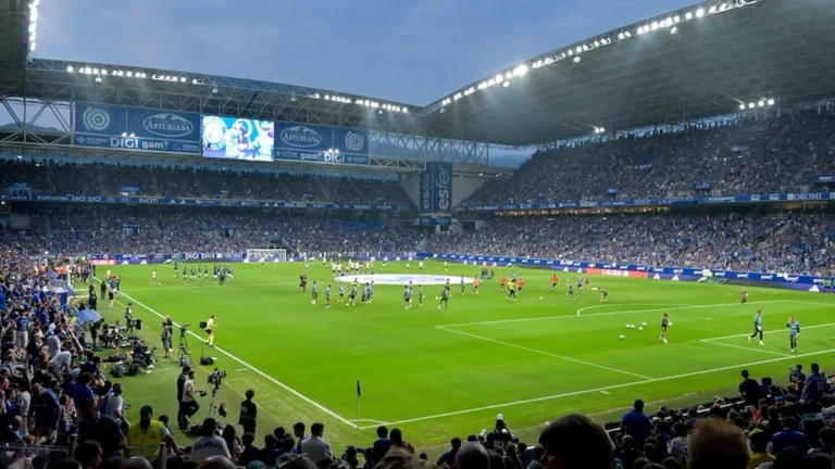 Vista general del Carlos Tartiere lleno antes de un partido del Real Oviedo