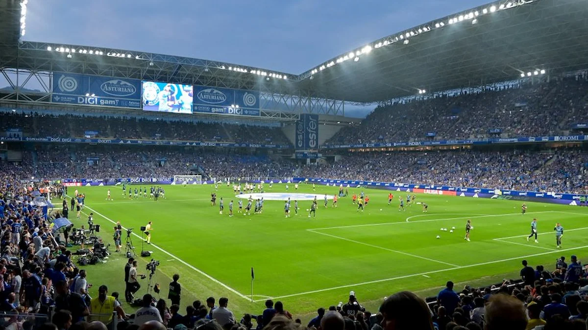 Vista general del Carlos Tartiere lleno antes de un partido del Real Oviedo