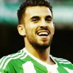 Dani Ceballos sonríe con la camiseta del Real Betis en un partido
