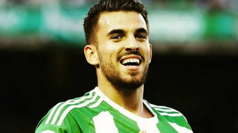 Dani Ceballos sonríe con la camiseta del Real Betis en un partido
