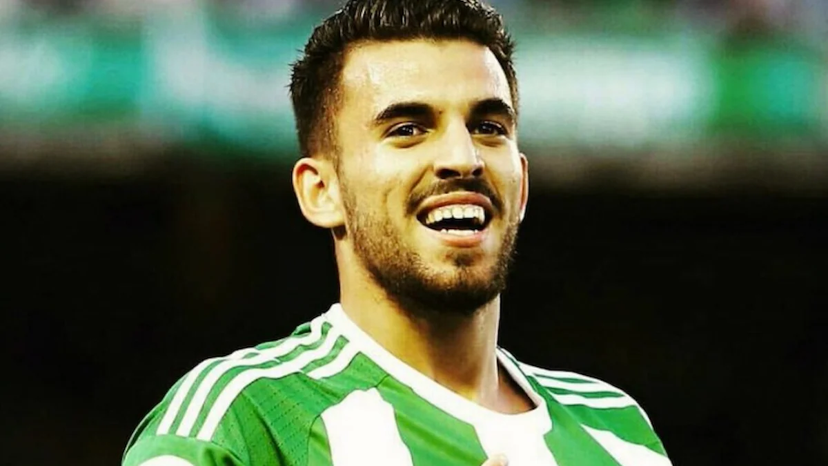 Dani Ceballos sonríe con la camiseta del Real Betis en un partido