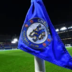 Banderín de córner con el escudo del Chelsea en el estadio de Stamford Bridge