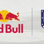 Logotipo de Red Bull junto al escudo del Atlético de Madrid sobre una panorámica de un estadio