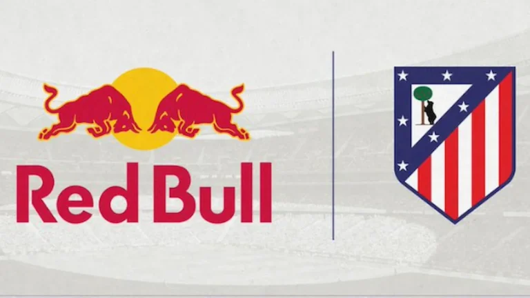 Logotipo de Red Bull junto al escudo del Atlético de Madrid sobre una panorámica de un estadio