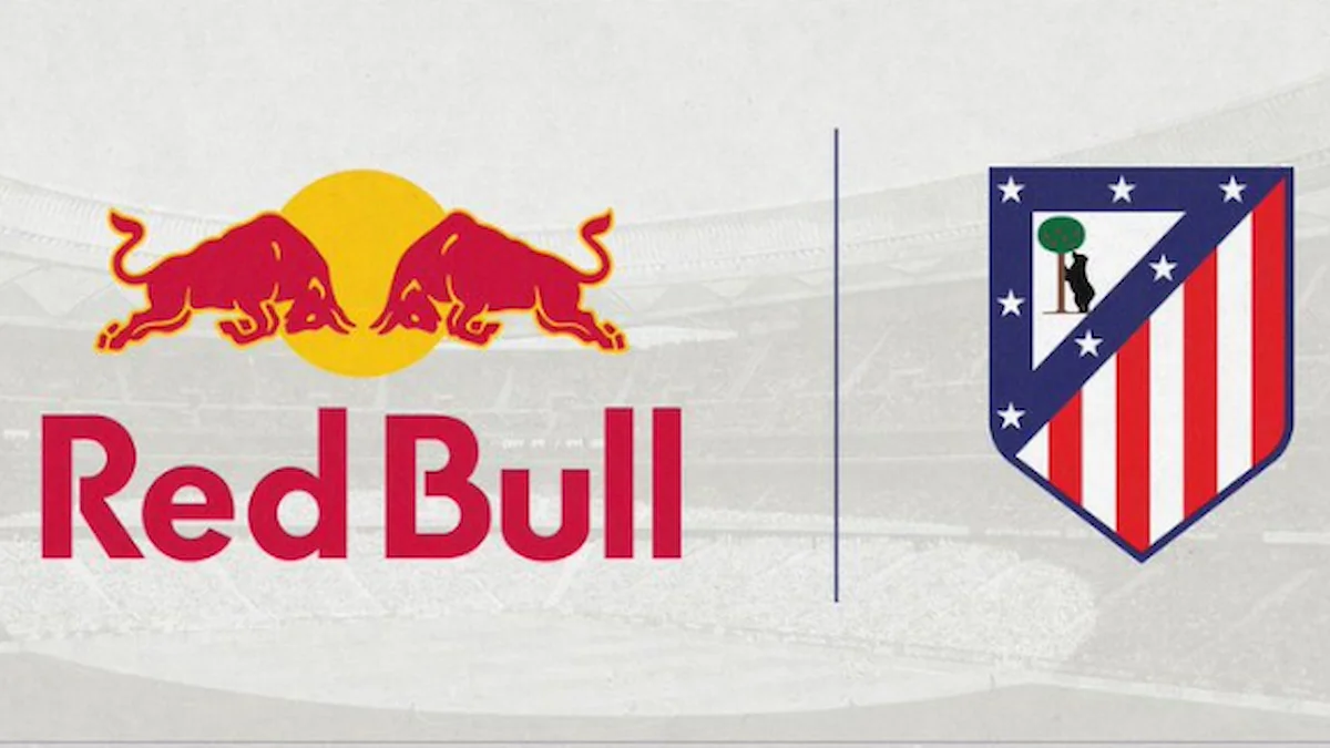 Logotipo de Red Bull junto al escudo del Atlético de Madrid sobre una panorámica de un estadio