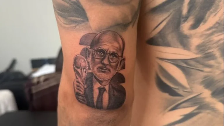 Detalle del tatuaje del rostro de Luis de la Fuente con la Copa del Mundo en el brazo de Cucurella