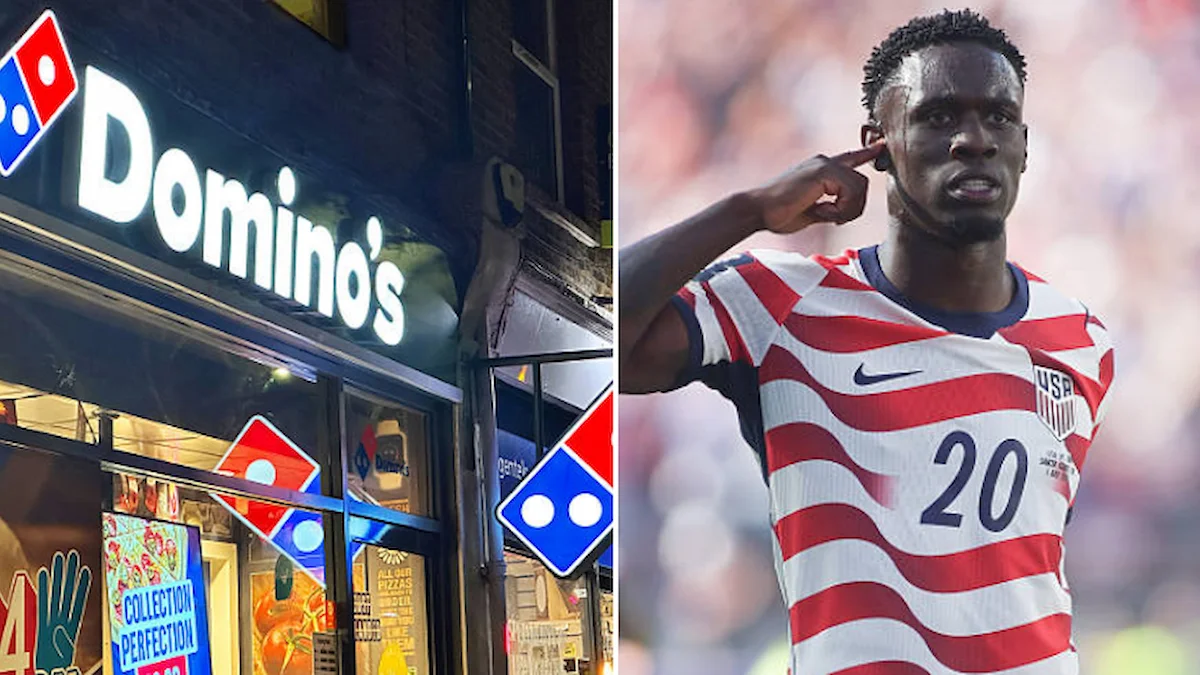 Escaparate de una tienda Domino's junto a Folarin Balogun celebrando un gol con la camiseta de Estados Unidos