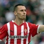Jonathan Dubasin celebra con el puño en alto vistiendo la camiseta del Sporting de Gijón