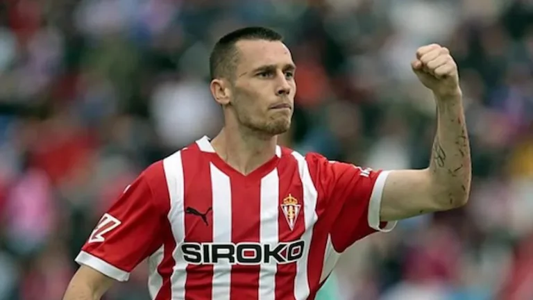 Jonathan Dubasin celebra con el puño en alto vistiendo la camiseta del Sporting de Gijón