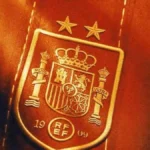 Escudo de la RFEF bordado con dos estrellas doradas sobre la nueva camiseta de España