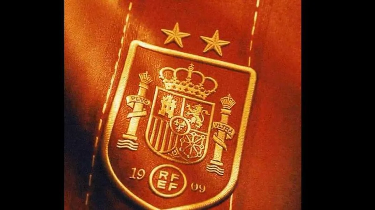 Escudo de la RFEF bordado con dos estrellas doradas sobre la nueva camiseta de España