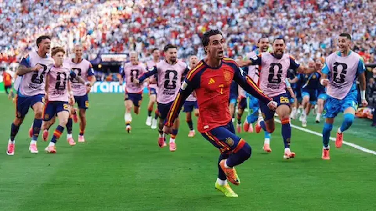Jugadores de la selección española celebran un gol con las equipaciones Adidas del Mundial 2026