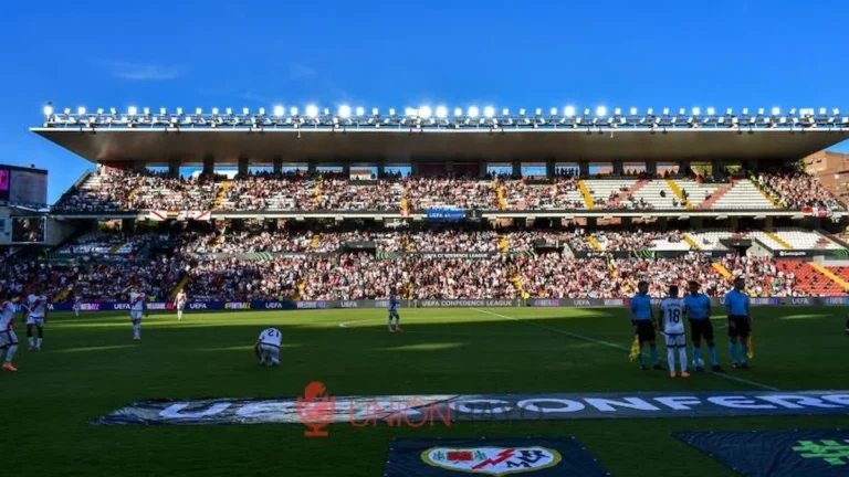 Grada y césped del Estadio de Vallecas antes de un partido de la UEFA Conference League