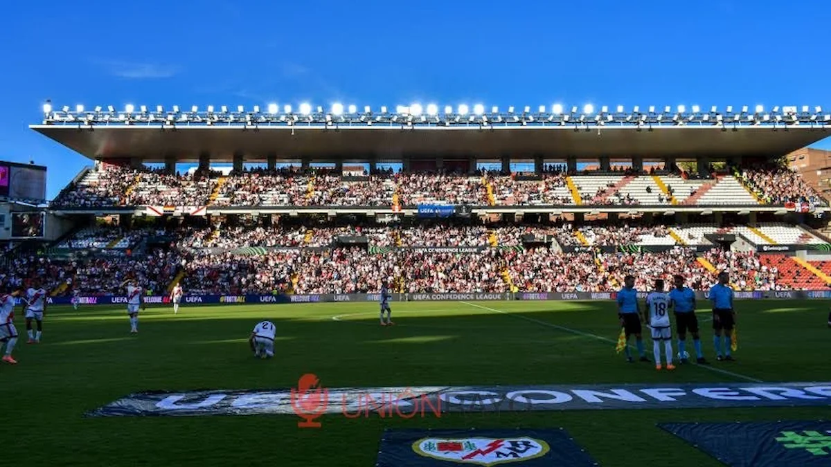 Grada y césped del Estadio de Vallecas antes de un partido de la UEFA Conference League