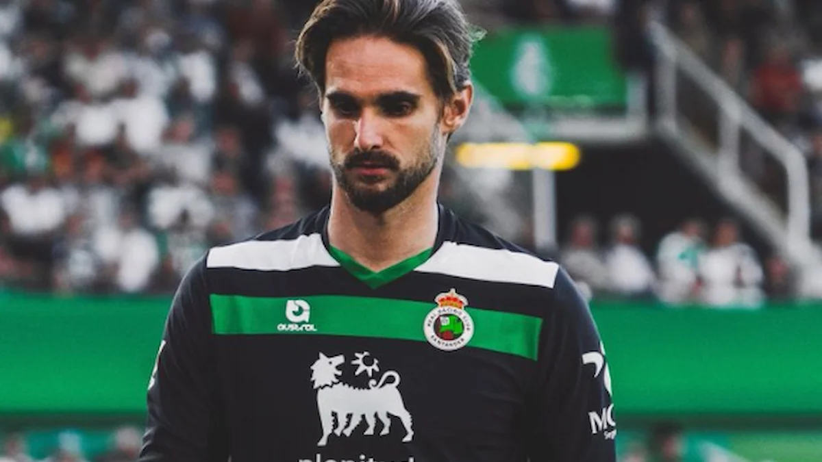 Jokin Ezkieta con la camiseta del Racing de Santander antes de un partido