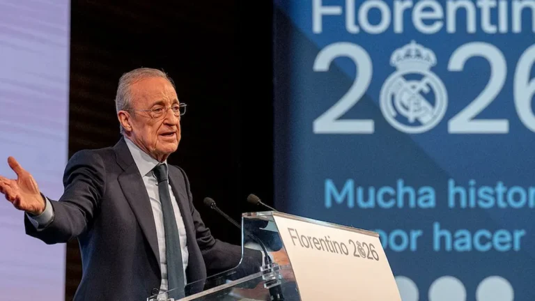 Florentino Pérez interviene en un atril ante un panel con el lema Florentino 2026 y el escudo del Real Madrid