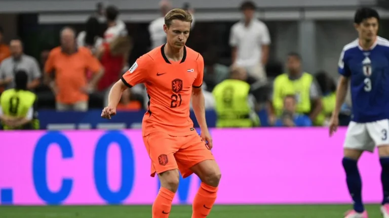 Frenkie de Jong conduce el balón con la camiseta de Países Bajos ante Japón en un partido del Mundial 2026